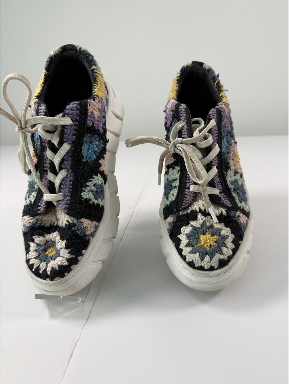 Free People "Catch ME IF YOU CAN" Crochet Sneakers Size 8 - Picture 2 of 8